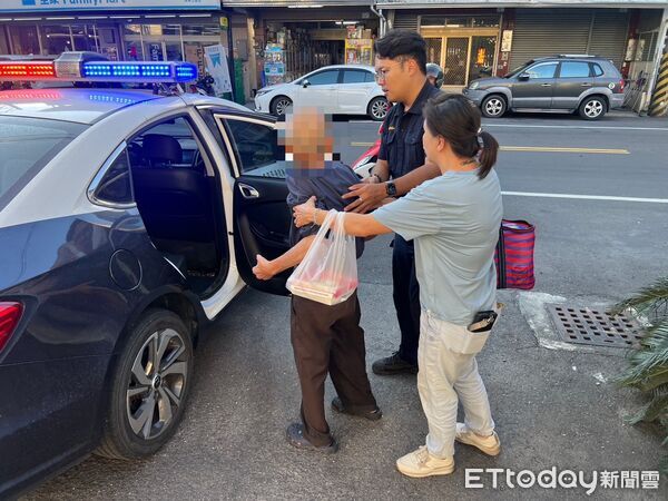 ▲屏東警分局員警載徐姓老翁返家。（圖／記者陳崑福翻攝）