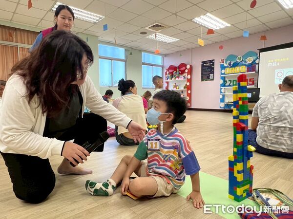 ▲台南市政府毒品危害防制中心結合積木DIY活動，透過親子互動宣導識毒、防毒、反毒觀念。（記者林東良翻攝，下同）