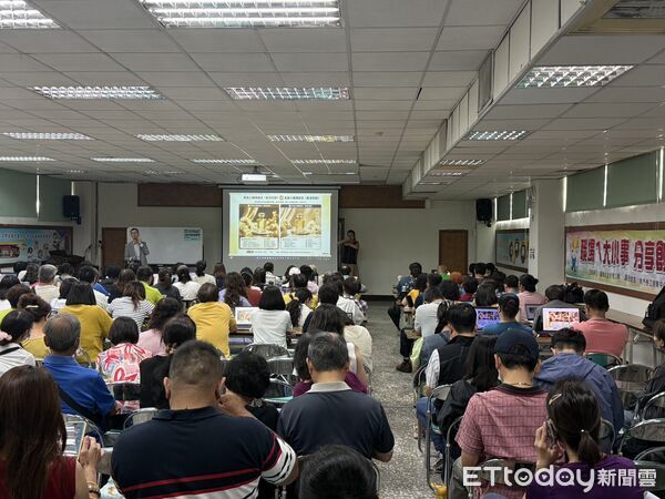 ▲台南市政府勞工局辦理職場大小事講座AI工具應用系列課程，帶領學員學習Gemini圖片生成。（記者林東良翻攝，下同）