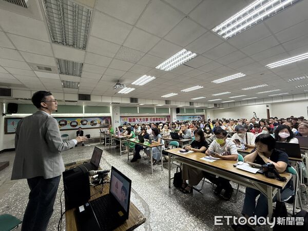 ▲台南市政府勞工局辦理職場大小事講座AI工具應用系列課程，帶領學員學習Gemini圖片生成。（記者林東良翻攝，下同）