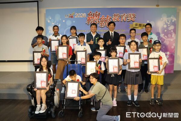 ▲台南市政府教育局於新南國小舉辦「台南市2026總統教育獎」頒獎典禮，副市長葉澤山表揚17位獲獎學生。（記者林東良翻攝，下同）