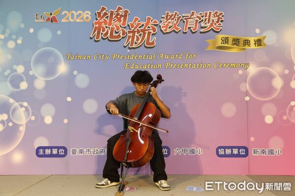 ▲台南市政府教育局於新南國小舉辦「台南市2026總統教育獎」頒獎典禮，副市長葉澤山表揚17位獲獎學生。（記者林東良翻攝，下同）