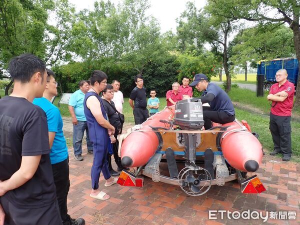 ▲台南市消防局第一救災救護大隊於後壁區土溝橋附近水域，辦理義消船艇救生訓練。（記者林東良翻攝，下同）