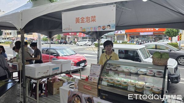 ▲▼  嘉市消費力驚人！黃敏惠攜手黃偉哲「強強聯手」 助攻台南農特產再現搶購潮   。（圖／記者翁伊森攝）