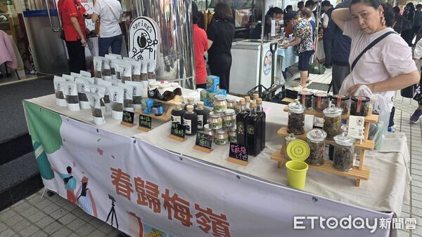 ▲▼  嘉市消費力驚人！黃敏惠攜手黃偉哲「強強聯手」 助攻台南農特產再現搶購潮   。（圖／記者翁伊森攝）