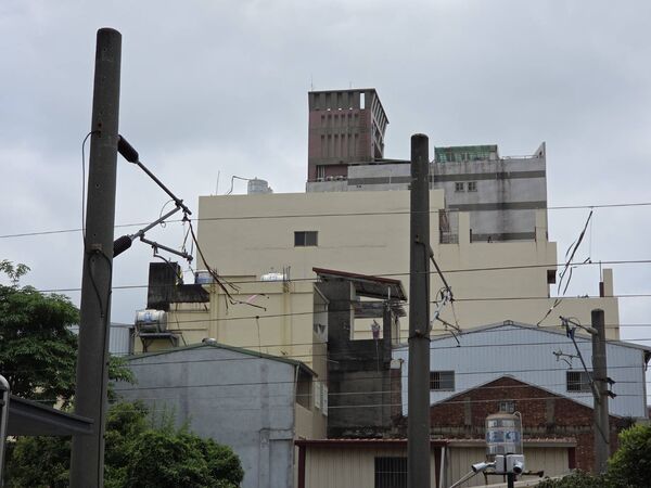 ▲噴彩帶讓台鐵瞬間跳電。（圖／民眾提供 彰化市公所提供）
