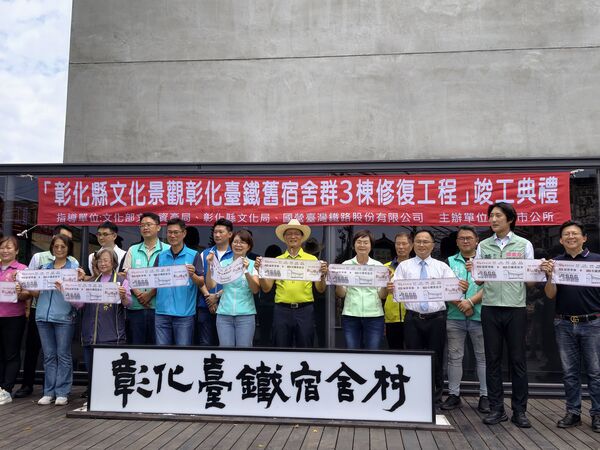 ▲噴彩帶讓台鐵瞬間跳電。（圖／民眾提供 彰化市公所提供）