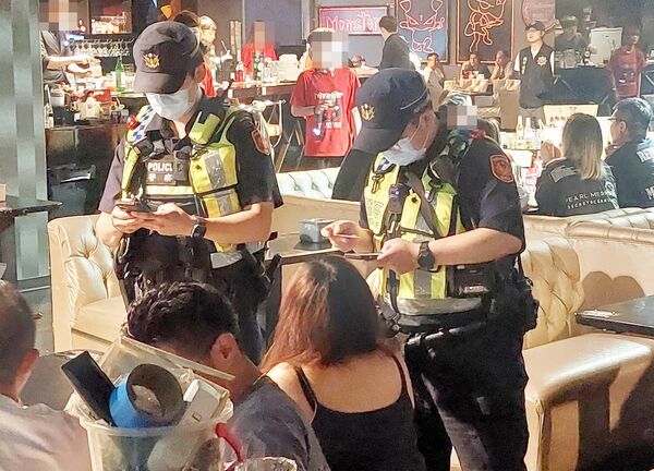 ▲桃園警察局昨晚執行「雷霆除暴專案」，在轄區酒店、移工舞廳等易滋事場所大規模臨檢掃蕩。（圖／桃園警分局提供）