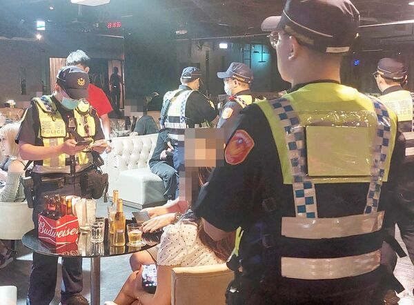 ▲桃園警察局昨晚執行「雷霆除暴專案」，針對轄區酒店等易滋事場所大規模臨檢掃蕩。（圖／桃園警分局提供）