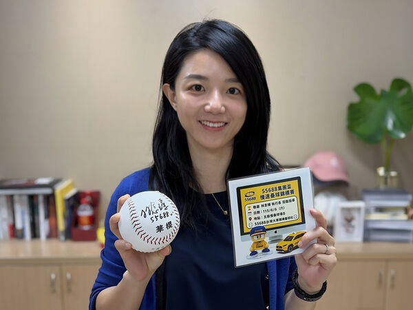 ▲55688集團執行長林念臻為壘球盃送上簽名球。（圖／大車隊提供）