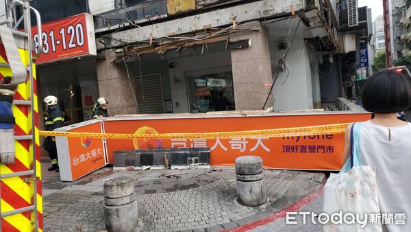 ▲▼台北市大安區台灣大哥大招牌掉落砸傷2人。（圖／記者黃彥傑攝）