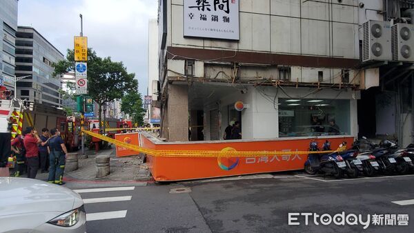 ▲▼台北市大安區台灣大哥大招牌掉落砸傷2人。（圖／記者黃彥傑攝）