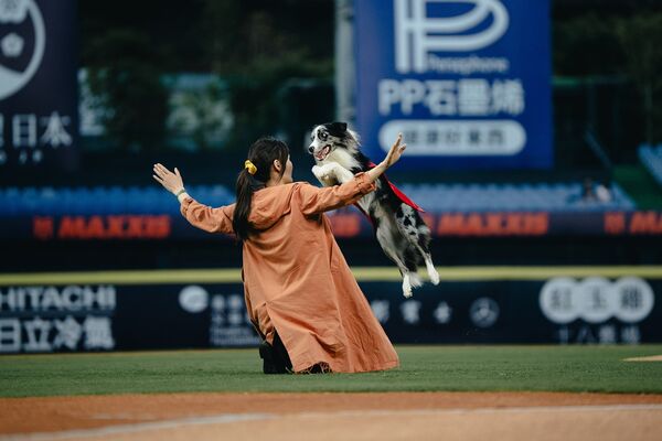 ▲《超少女》與中信兄弟主題日找來金牌訓犬師珺珺與「波特」擔任開球嘉賓，「超狗」波特與Passion Sisters熱情合影。（圖／華納提供）