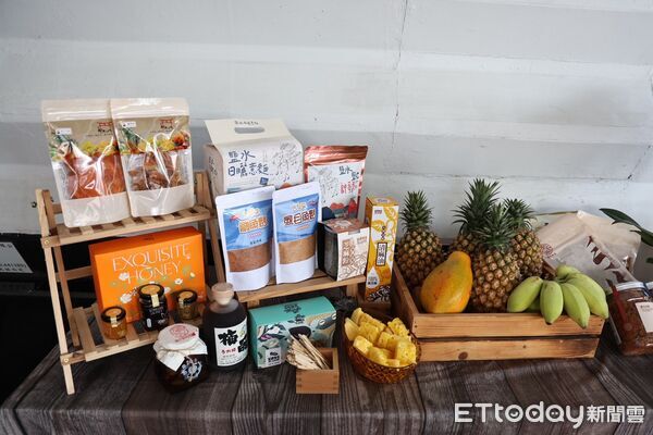 ▲「味聚府城 漫食台南」優質農產展售活動在遠百嘉義登場，集結15家台南在地農特產品業者跨縣市展售。（記者林東良翻攝，下同）
