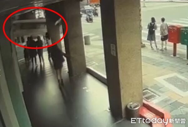 ▲台北忠孝東路四段一間台灣大哥大門市的招牌整塊掉落，砸傷2名女子。（圖／記者黃彥傑翻攝）