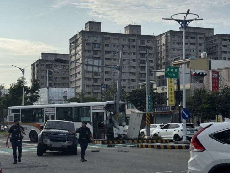 ▲▼一輛苗栗高鐵站聯外的快捷公車與一輛停等紅燈的休旅車發生碰撞，公車又衝撞中央分隔島。（圖／苗栗縣政府）