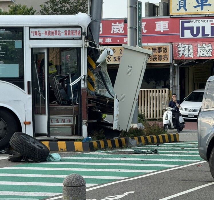 ▲▼一輛苗栗高鐵站聯外的快捷公車與一輛停等紅燈的休旅車發生碰撞，公車又衝撞中央分隔島。（圖／苗栗縣政府）