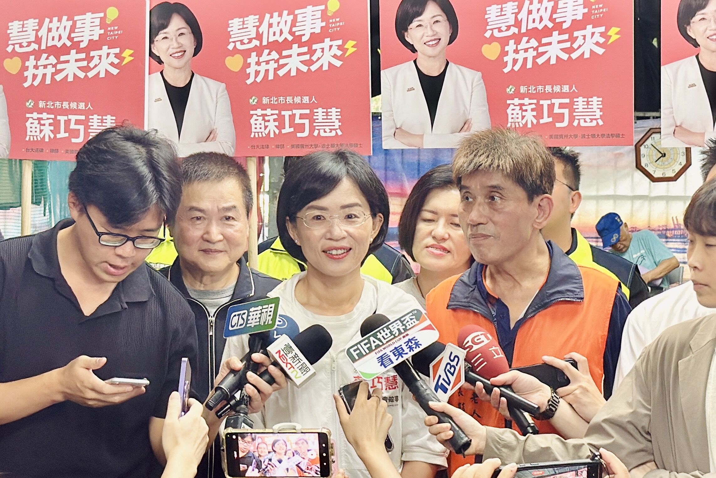 ▲▼民進黨新北市長參選人、立委蘇巧慧赴永和區老人會參加桌球雙打比賽宣導社會福利活動，並到福和橋觀光市集掃街。在永和區老人會活動與國民黨新北市長參選人李四川同場。（圖／蘇巧慧辦公室提供）