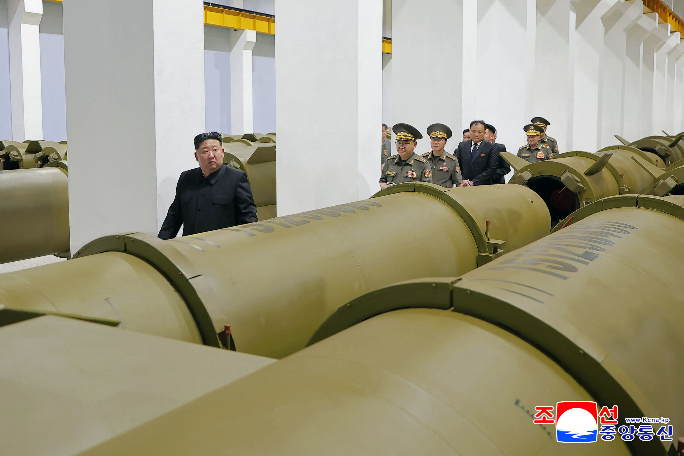 ▲▼金正恩6日視察軍需工廠，要求飛彈產能提升2.5倍。（圖／達志影像／美聯社）