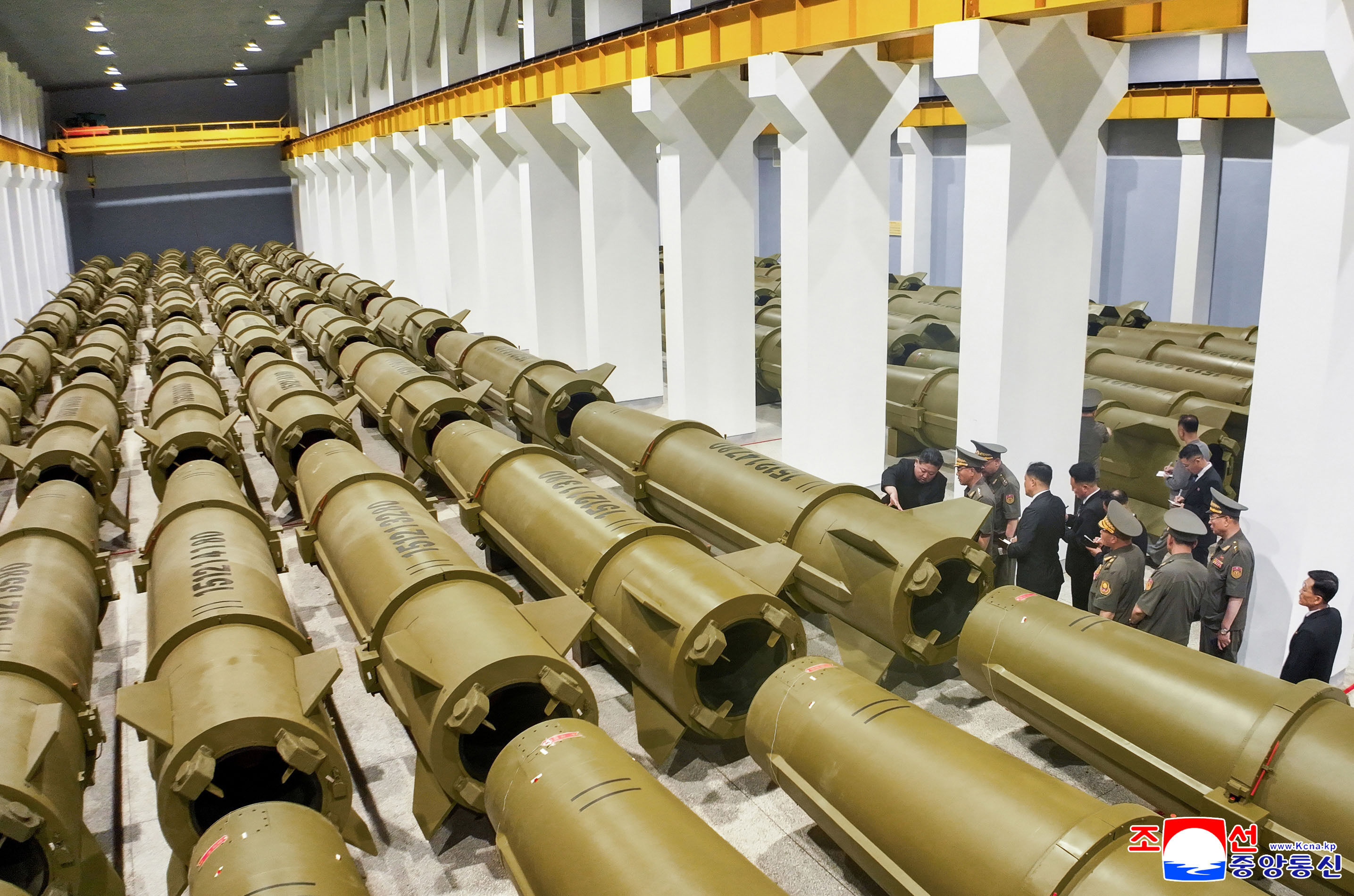 ▲▼金正恩6日視察軍需工廠，要求飛彈產能提升2.5倍。（圖／達志影像／美聯社）