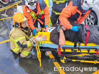 屏東嚴重車禍!19歲男對撞貨車受困 3人送醫