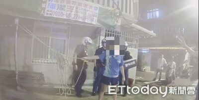 不滿空地所有權歸屬！土城女砍壞廢棄攤架　警奪刀制伏畫面曝
