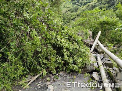 雨彈狂炸！高雄茂林健行步道山崩畫面曝　「落石封路」2遊客受困
