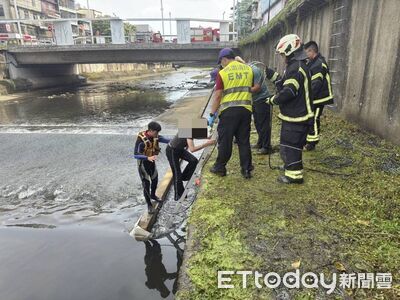 桃園女「面朝上」躺老街溪！民眾看傻急報警　她喊：太熱了