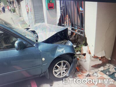 北市80歲駕駛誤踩油門猛撞民宅！驚險畫面曝　警籲定期換照