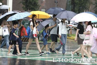 快訊/19縣市大雨特報 防雷擊強陣風