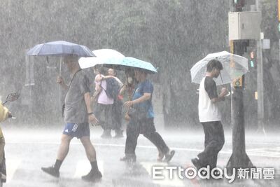 快訊/大雷雨轟2地 持續1小時