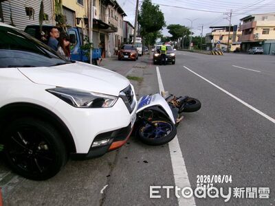 流浪狗突竄出！台中重機騎士閃不過摔車　滑行20m衝進騎樓撞柱子