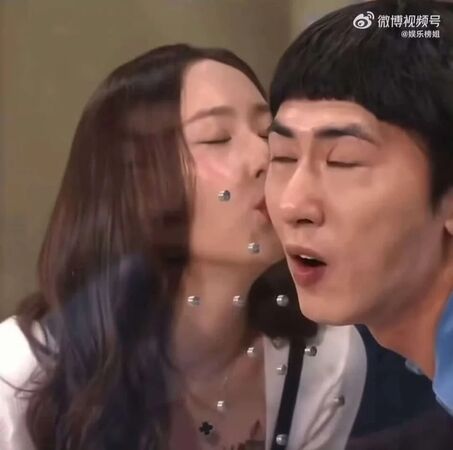 ▲Krystal「隔玻璃熱吻男星」引起熱議。（圖／翻攝自微博）