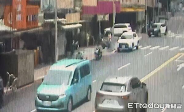 ▲三重一名男子從住宅頂樓丟擲磚頭，經過的孩童遭砸傷。（圖／記者陸運陞翻攝）