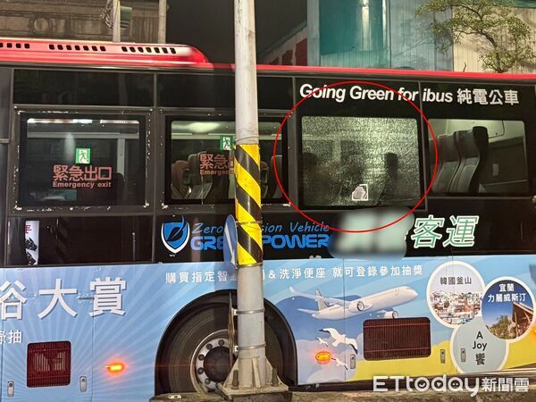 ▲▼高雄公車在停等號誌中遭不明物擊中貫穿兩側玻璃。（圖／記者許宥孺翻攝）