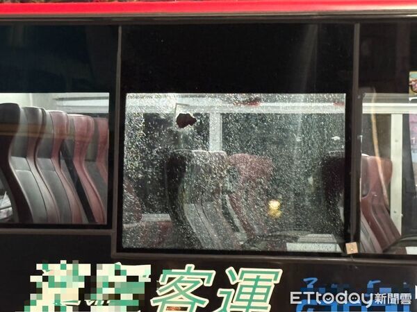 ▲▼高雄公車在停等號誌中遭不明物擊中貫穿兩側玻璃。（圖／記者許宥孺翻攝）