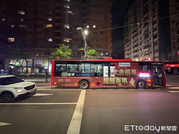 ▲▼高雄公車在停等號誌中遭不明物擊中貫穿兩側玻璃。（圖／記者許宥孺翻攝）