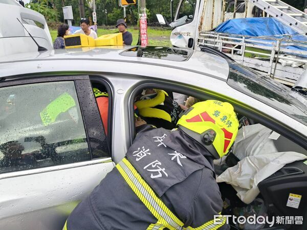 ▲▼屏東嚴重車禍！19歲男對撞貨車受困　3人送醫。（圖／記者陳崑福翻攝）