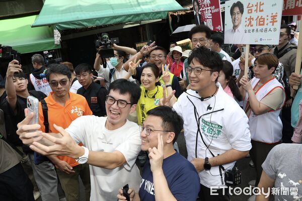 ▲▼沈伯洋社子市場掃街拜票 。（圖／記者劉耿豪攝）