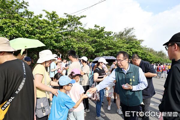 ▲「財政部2026年統一發票盃路跑活動台南場」於安平觀夕平台盛大登場，吸引上萬名跑者參與。（記者林東良翻攝，下同）