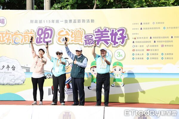 ▲「財政部2026年統一發票盃路跑活動台南場」於安平觀夕平台盛大登場，吸引上萬名跑者參與。（記者林東良翻攝，下同）