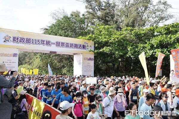 ▲「財政部2026年統一發票盃路跑活動台南場」於安平觀夕平台盛大登場，吸引上萬名跑者參與。（記者林東良翻攝，下同）