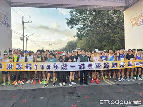 ▲「財政部2026年統一發票盃路跑活動台南場」於安平觀夕平台盛大登場，吸引上萬名跑者參與。（記者林東良翻攝，下同）