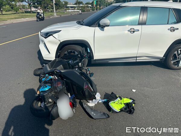 ▲▼吳姓女子開車自停車場駛出準備左轉時，不慎與直行的機車發生碰撞，女騎士當場倒地，所幸送醫治療後並無大礙。（圖／記者吳世龍翻攝）