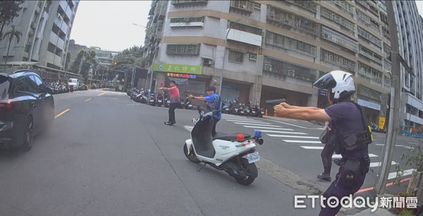 ▲吳男在車上發現警方，倒車衝撞遭連開16槍仍逃脫。（圖／記者陸運陞翻攝）