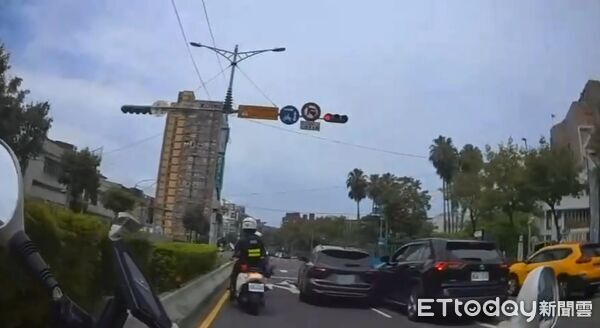 ▲吳男在車上發現警方，倒車衝撞遭連開16槍仍逃脫。（圖／記者陸運陞翻攝）