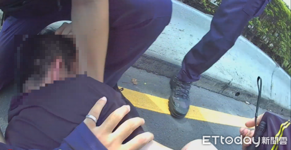 ▲吳男在車上發現警方，倒車衝撞遭連開16槍仍逃脫。（圖／記者陸運陞翻攝）