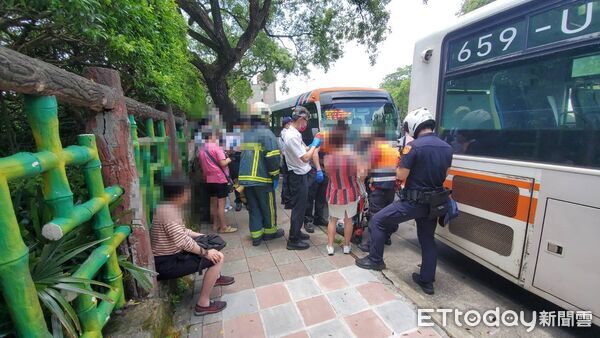 ▲▼             士林公車與小巴士發生追撞，共8人受傷送醫。（圖／記者黃彥傑攝，下同）