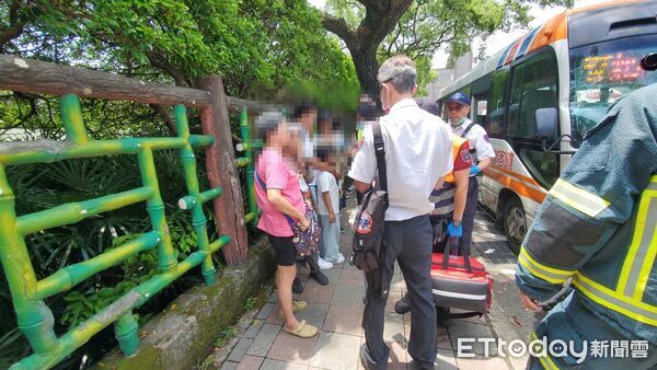 ▲▼             士林公車與小巴士發生追撞，共8人受傷送醫。（圖／記者黃彥傑攝，下同）