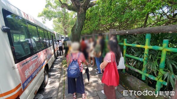 ▲▼ 士林公車與小巴士發生追撞，共8人受傷送醫。（圖／記者黃彥傑攝，下同）